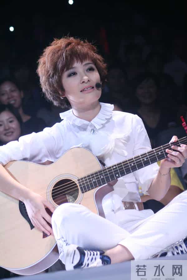 她因绵羊音在争议声中出道，称从不看现在的选秀，更不在意骂声