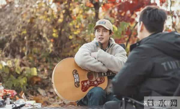 36岁金贤重官宣婚讯后首发文,美男迟暮,近照超像前老板裴勇俊