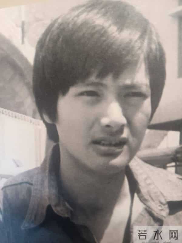 钦佩,周润发一生中四次下跪,每一次都跪得有理有据