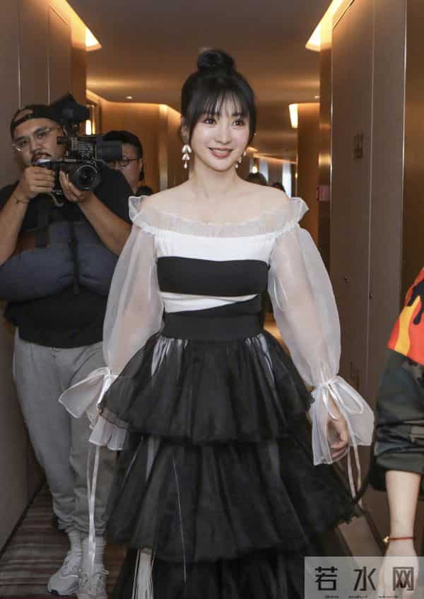 柳岩又“兴风作浪”，穿紧身抹胸鱼尾连衣裙，“尤物身材”太销魂