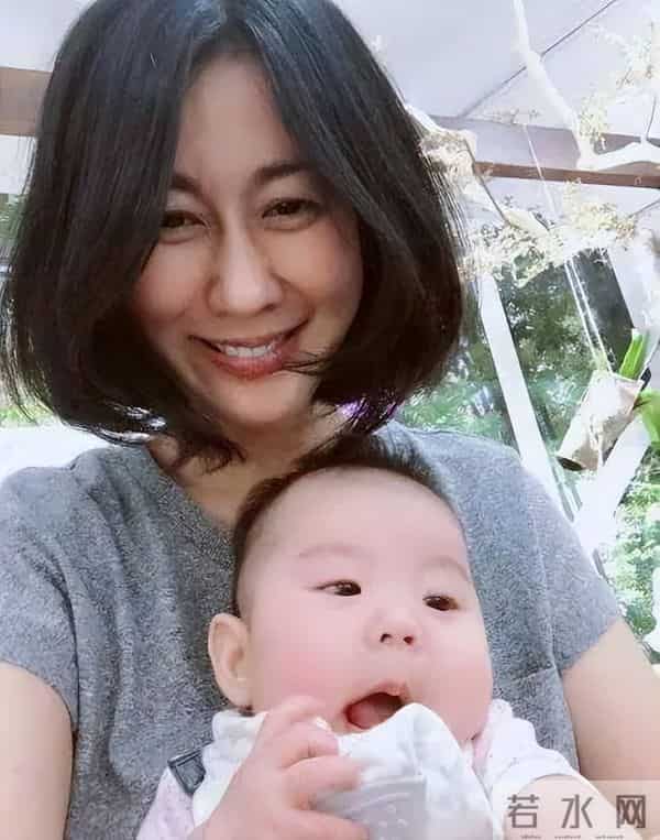 蓝正龙一家四口很温馨,周渝民夫妻合照超甜蜜,没娶大S都很幸福