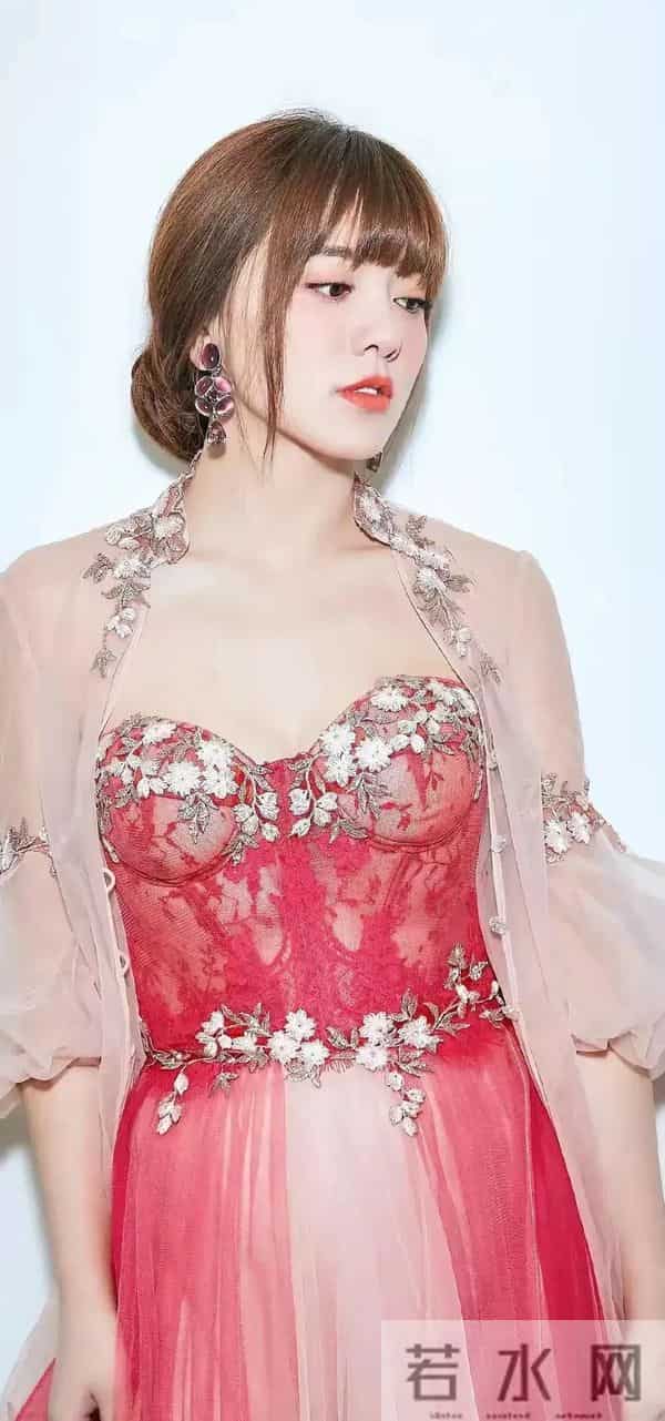 “隐形富婆”阿兰：戴上亿九眼天珠，21岁打败王菲，坐拥亿万身价