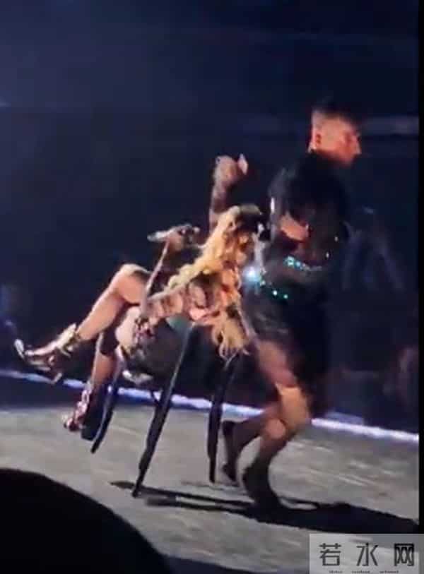 65岁麦当娜演唱会现场摔倒,歌迷发现:没开口歌声却不断