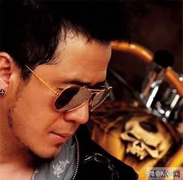 杨坤状态异常,被网友喊话做尿检,曾夜会两女感情生活成谜