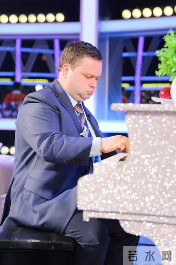 给英国女王献唱的英国版“声入人心”，才不是一位没有故事的男同学