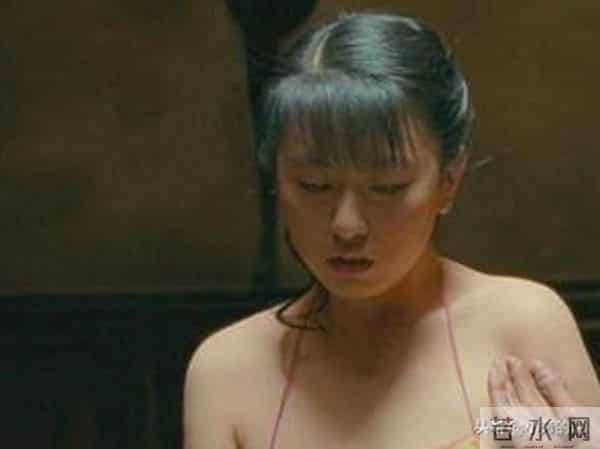 被姜文临时拉来演民女,为护她男工作人员都带头套,赵铭一角成名