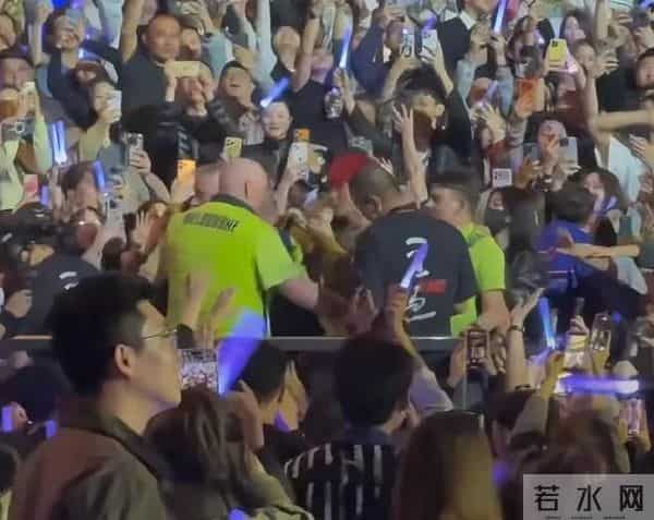 李荣浩国外演唱会杨丞琳全程陪同，意外惊现“黑丝”造型引发讨论