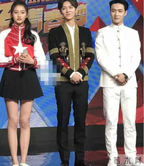 矮个男星虚报身高，穿高跟鞋、踩箱子，跟女明星同框就原形毕露