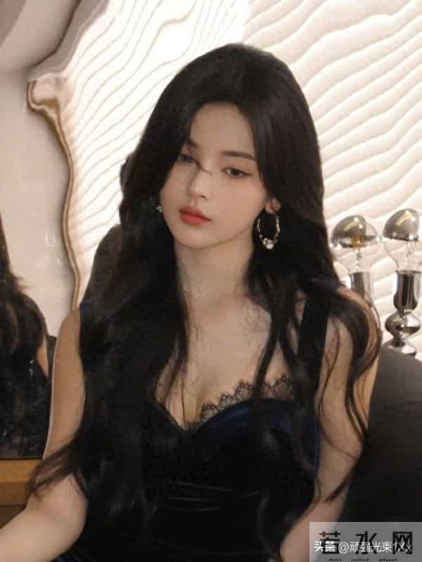 杨超越蕾丝边显得好性感