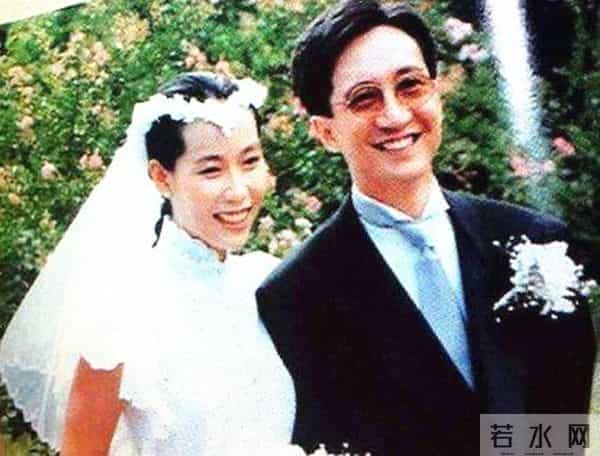 香港一慈善晚宴众星云集！何超琼与同性密友同台，叶童夫妇罕合体