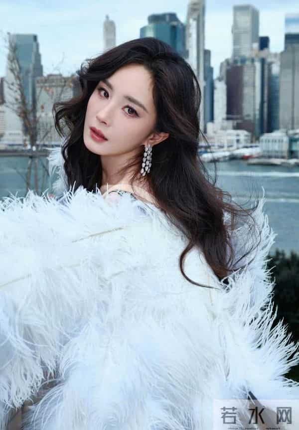 时尚女王杨幂参加维密大秀 穿镂空闪钻胸衣性感撩人