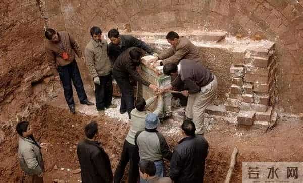 2005年,朱元璋儿子墓内发现6具少女遗骸,开墓门前出现一片白雾