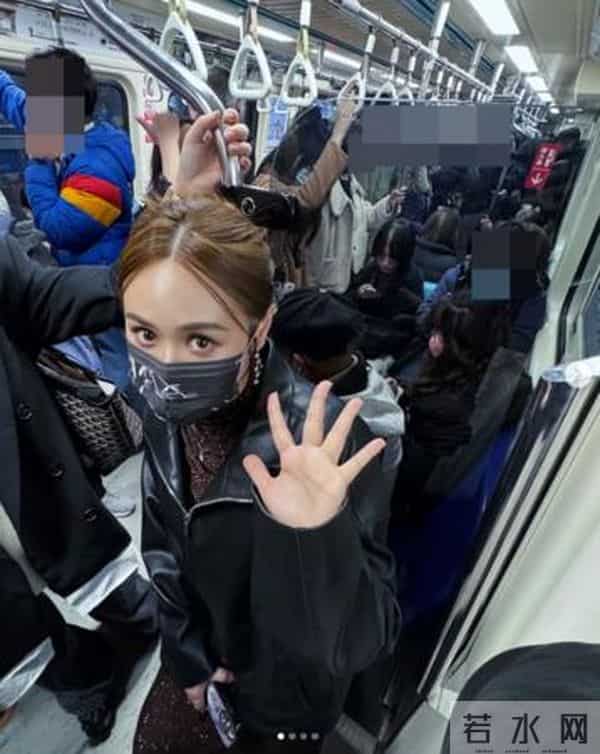 Sandy被拍「人挤人搭蓝线」!现踪捷运一看到镜头…反应超Q:也算浪漫