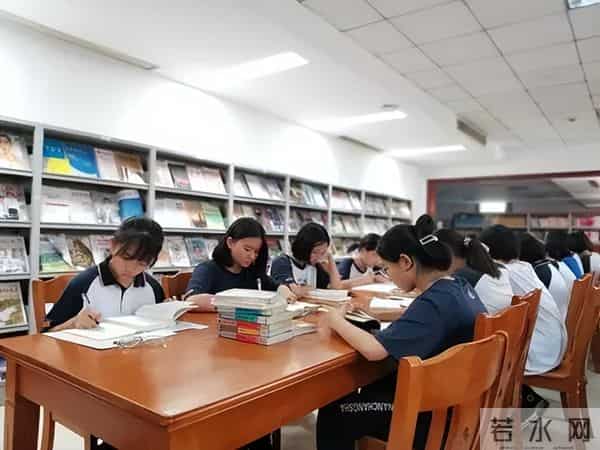 2009年,那个火爆全网,后出走美国的“凤姐”,如今怎么样了?