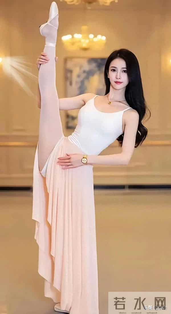 芭蕾舞者孟十朵，精湛技艺与优雅体态，赢得观众阵阵掌声！