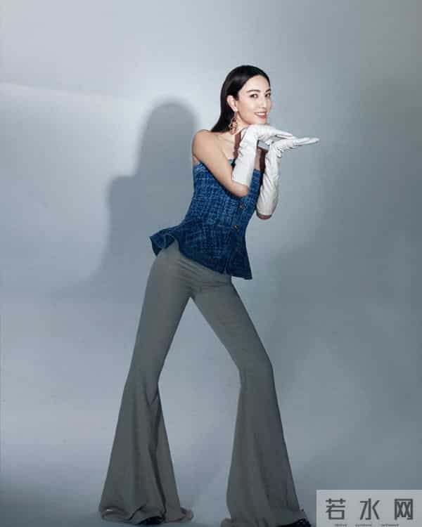 郑希怡这是当妈的身材？抹胸上衣配喇叭袖，直角肩大长腿太迷人了
