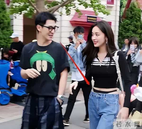 “露奶装”，“开裆裤”，大街上的牛鬼蛇神，演绎现实的罗刹海市