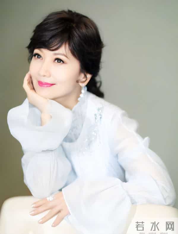 40岁不愿演妈、70岁扮少女、整容、硬凹性感…她们的不服老真尴尬