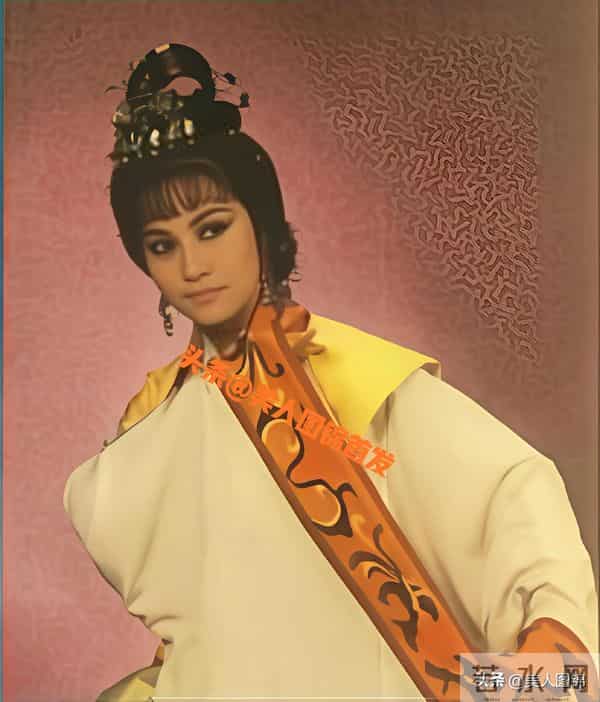 郭靖师傅~斑斑,主持过央视春晚,前夫惠天赐,姐姐森森