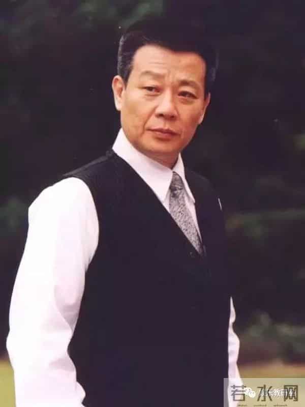 出生军人家庭,出道就演男一号,一夫两妻多年,儿子帅气长这样