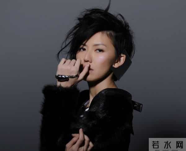 孙燕姿结婚6年首上综艺节目,韩红:邀请她太难,电话里几乎哽咽