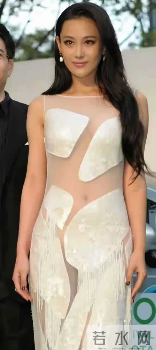 张馨予大胆穿着透视装,真的不把咱当外人,这跟没穿衣服有区别吗