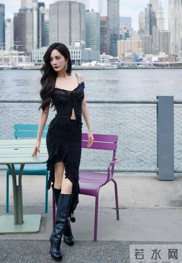 时尚女王杨幂参加维密大秀 穿镂空闪钻胸衣性感撩人