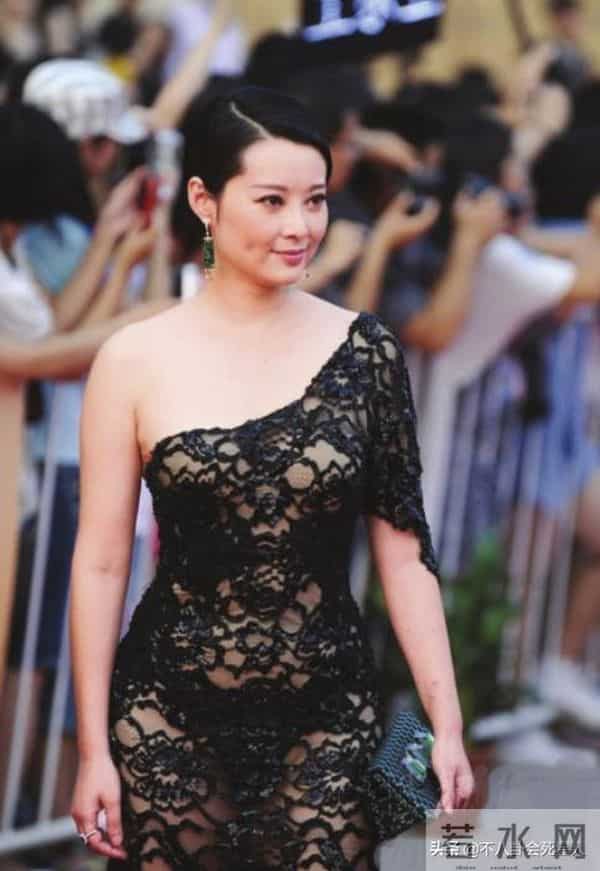 雷人肚兜、辣眼透视装?女星早年奇葩红毯,美貌成“灾难”