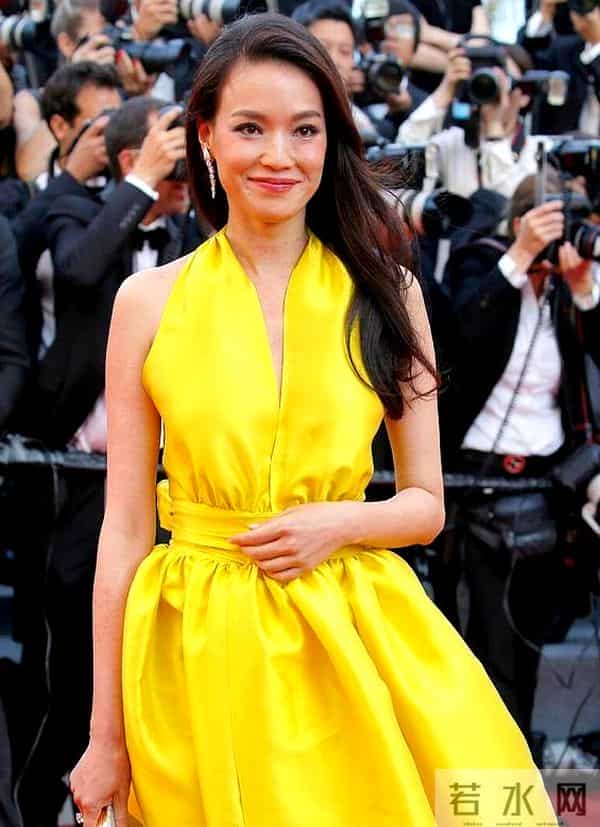 又被“舒淇”的大尺度惊艳!大胆穿挂脖露背裙走红毯,真不怕走光