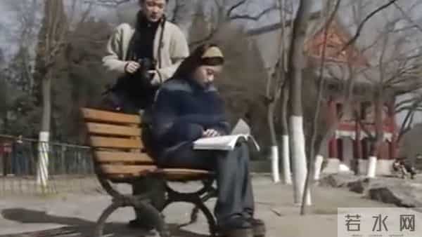 才子给美女拍了张相片,给另一位画了幅油画,最终他选择了李小璐