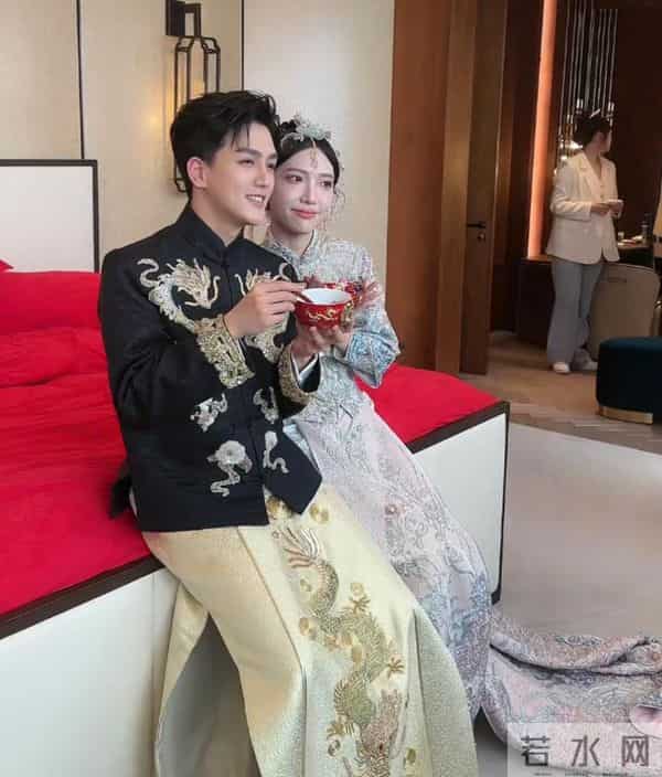 恭喜！千万粉丝网红罗西十缨大婚，被赞圈内颜值天花板，伴郎抢镜