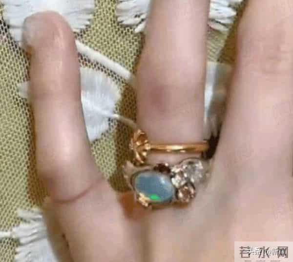 因谈恋爱被公司双双开除，金泫雅&金晓钟分手了？