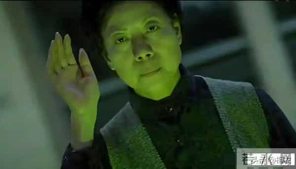 老戏骨同框合影，75岁邵音音整容脸太抢镜，遭嘲多年依然自信大方