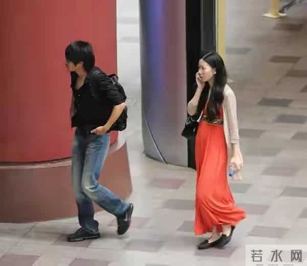 韩寒老婆女儿罕见露面，穿长裙配短发气质好，9岁小野眼睛真像爸