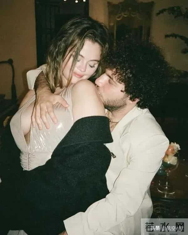 著名女星晒辣照竟露点！4.2亿人观看走光瞬间