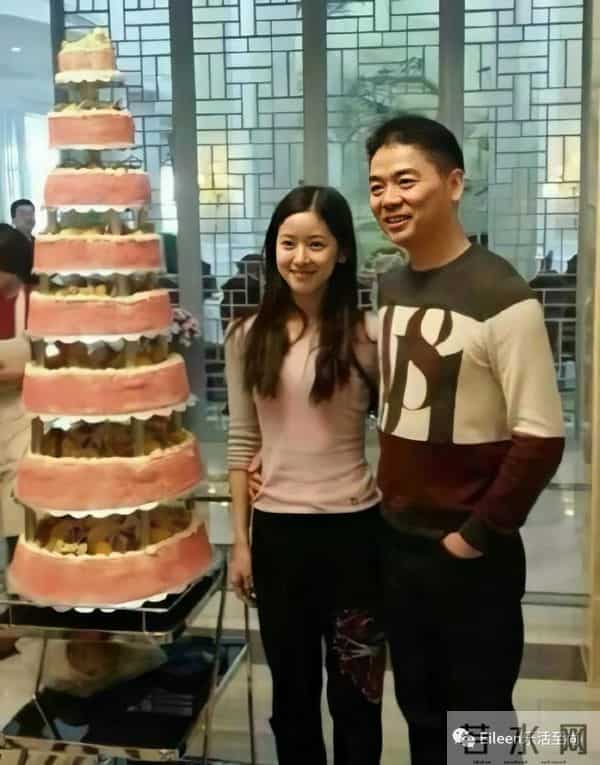 合影被裁？奶茶妹妹的千亿名媛晋级路还有多长？