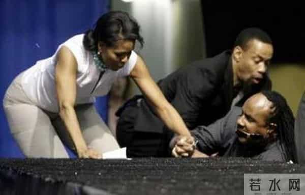 明星出丑尴尬一幕 你还敢这么穿么?