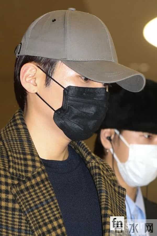 SM家族结束海外公演飞抵韩国 EXO朴灿烈SHINee金基范等口罩遮面显低调