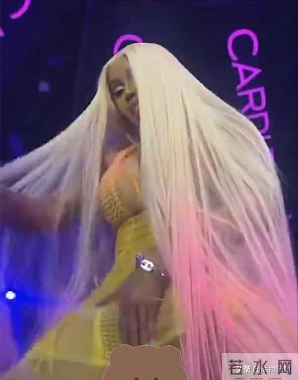 “露奶装”，“开裆裤”，大街上的牛鬼蛇神，演绎现实的罗刹海市