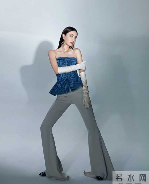 郑希怡这是当妈的身材？抹胸上衣配喇叭袖，直角肩大长腿太迷人了