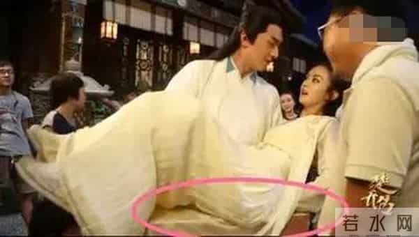 难怪电视里只有上半身,镜头下移后,是不能看的尴尬全景