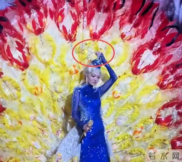 张韶涵演唱会“孔雀开屏”被搞砸!头饰被卡表情无奈,伴舞闯大祸