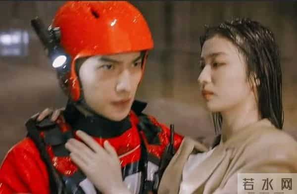 矮个男星虚报身高，穿高跟鞋、踩箱子，跟女明星同框就原形毕露