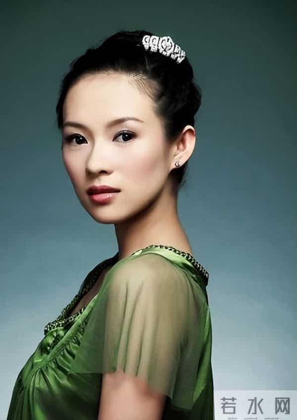 穿肚兜领奖，给成龙“接提子”，章子怡的上位史远比你想得更精彩