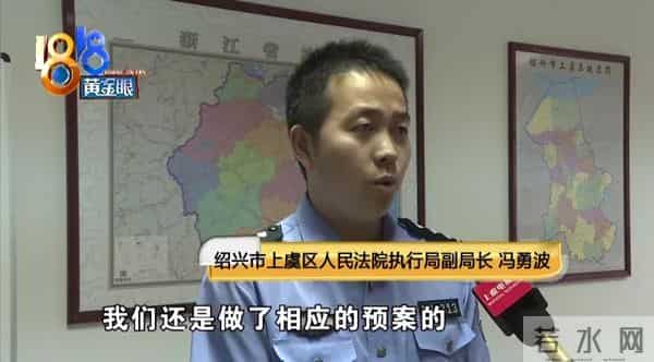 老赖夫妻欠债不还，女子竟还挥菜刀阻扰执法