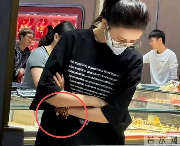 佟丽娅在深圳扫购黄金！头发稀少假发明显，满胳膊黄金手串太吸睛