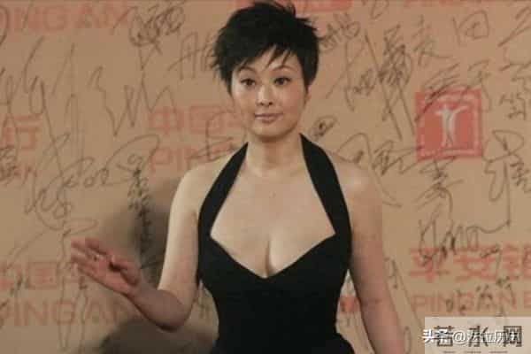 “露奶装”，“开裆裤”，大街上的牛鬼蛇神，演绎现实的罗刹海市