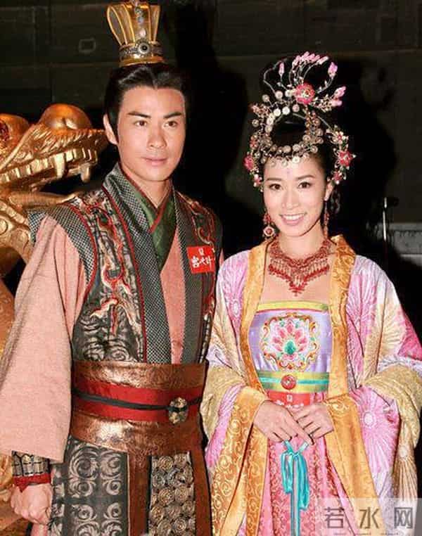 《宫心计》花絮曝光,陈豪自己补妆,杨怡戏服下的破洞牛仔裤亮了