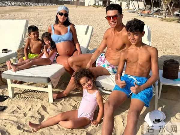 还没结婚就当3个娃后妈，她的恋情价值几亿？