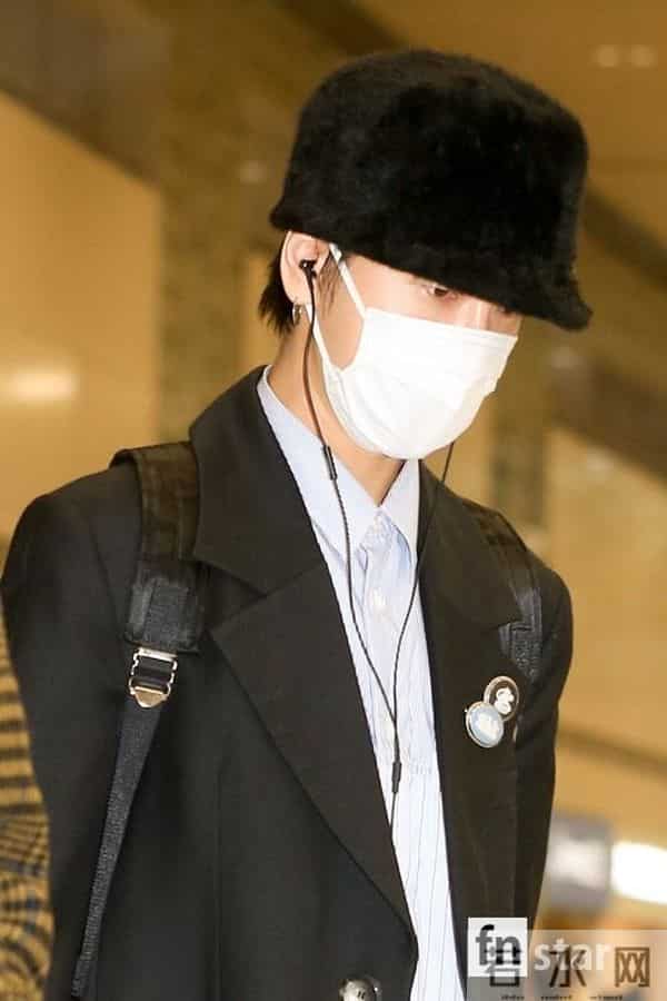 SM家族结束海外公演飞抵韩国 EXO朴灿烈SHINee金基范等口罩遮面显低调